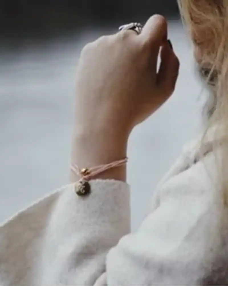 Médaille initiale s dorée - élégante médaille personnalisée pour femme