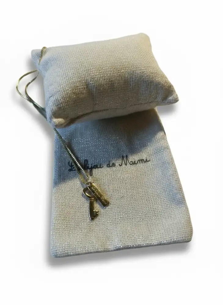 Collier Médaille clé dorée - symbole raffiné de liberté