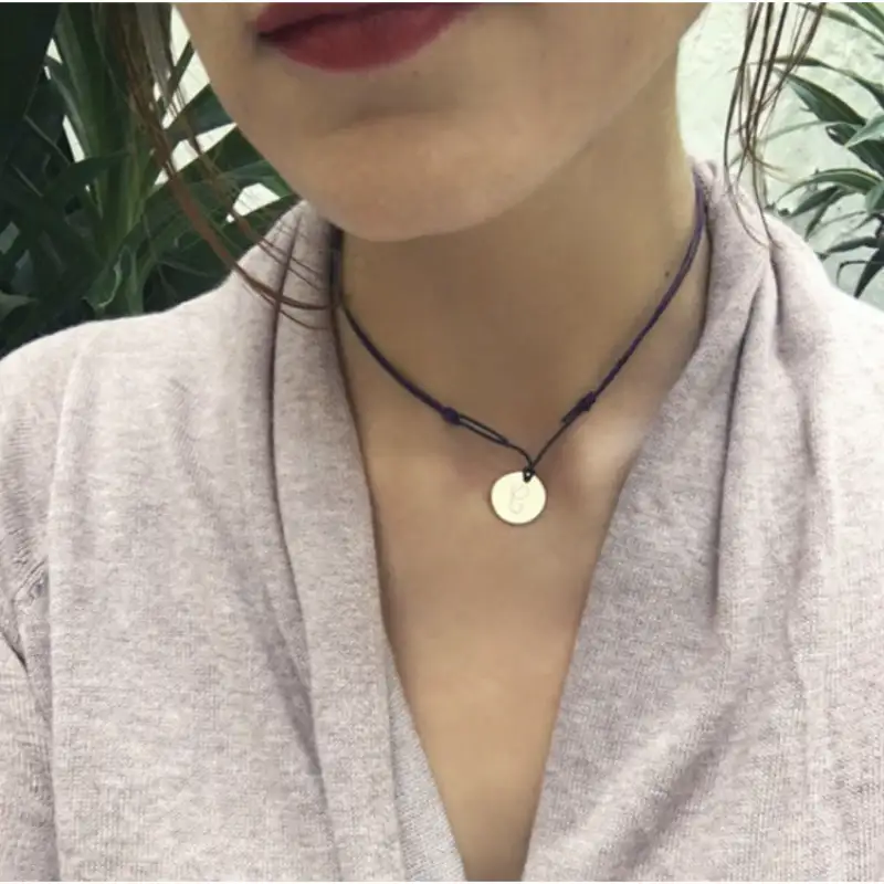 Médaille initiale c dorée - élégante médaille personnalisée pour femme