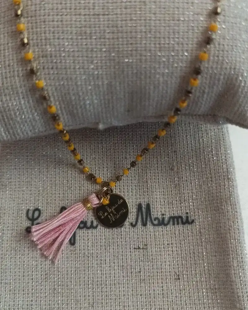 Médaille dorée à pompon rose fluo - touche tendance et audacieuse