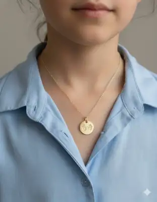 Médaille mains dorée - tendresse et amitié, symbole délicat