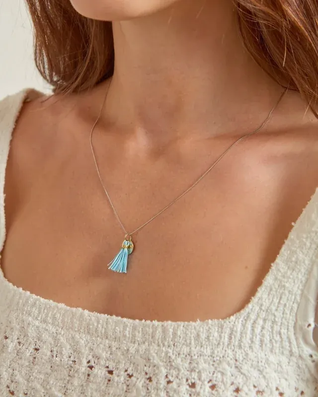 Médaille dorée à pompon bleu canard - allure bohème chic et moderne