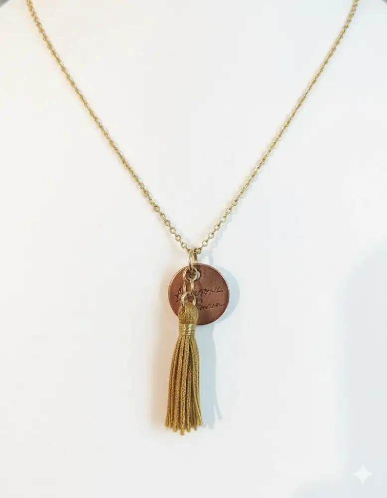 Collier Médaille Dorée & Pompon Safran | Bohème Lumineux & Coloré