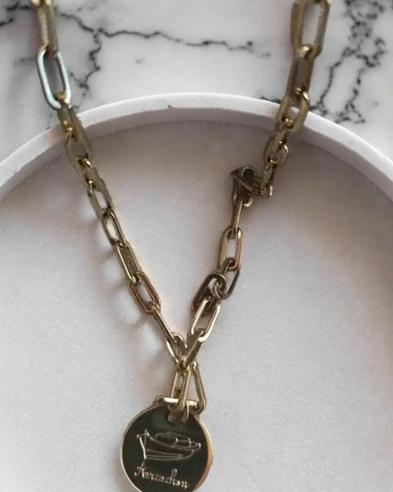 Médaille symbole dorée - souvenir raffiné d’Arcachon