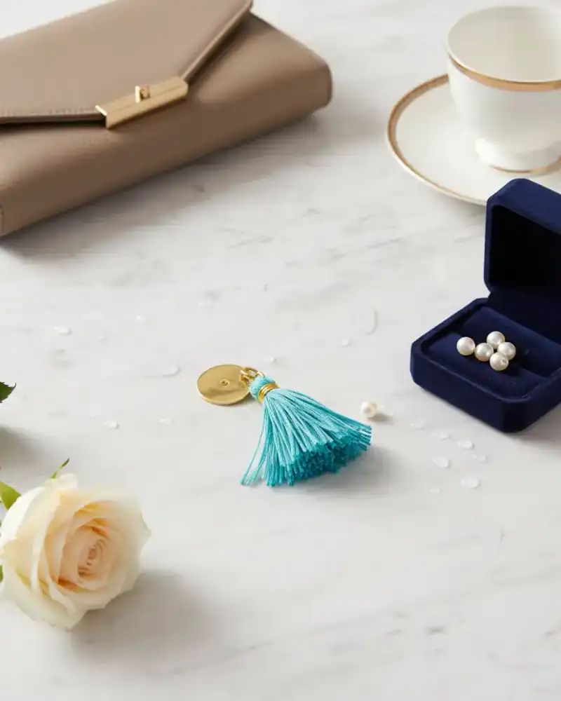 Collier Doré Médaille + Pompon Bleu Canard – Style Bohème