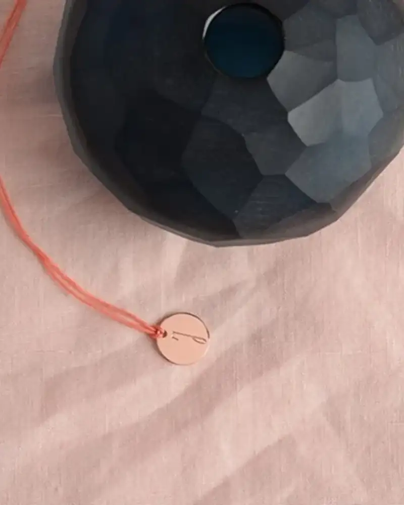 Médaille initiale j dorée - élégante médaille personnalisée pour femme