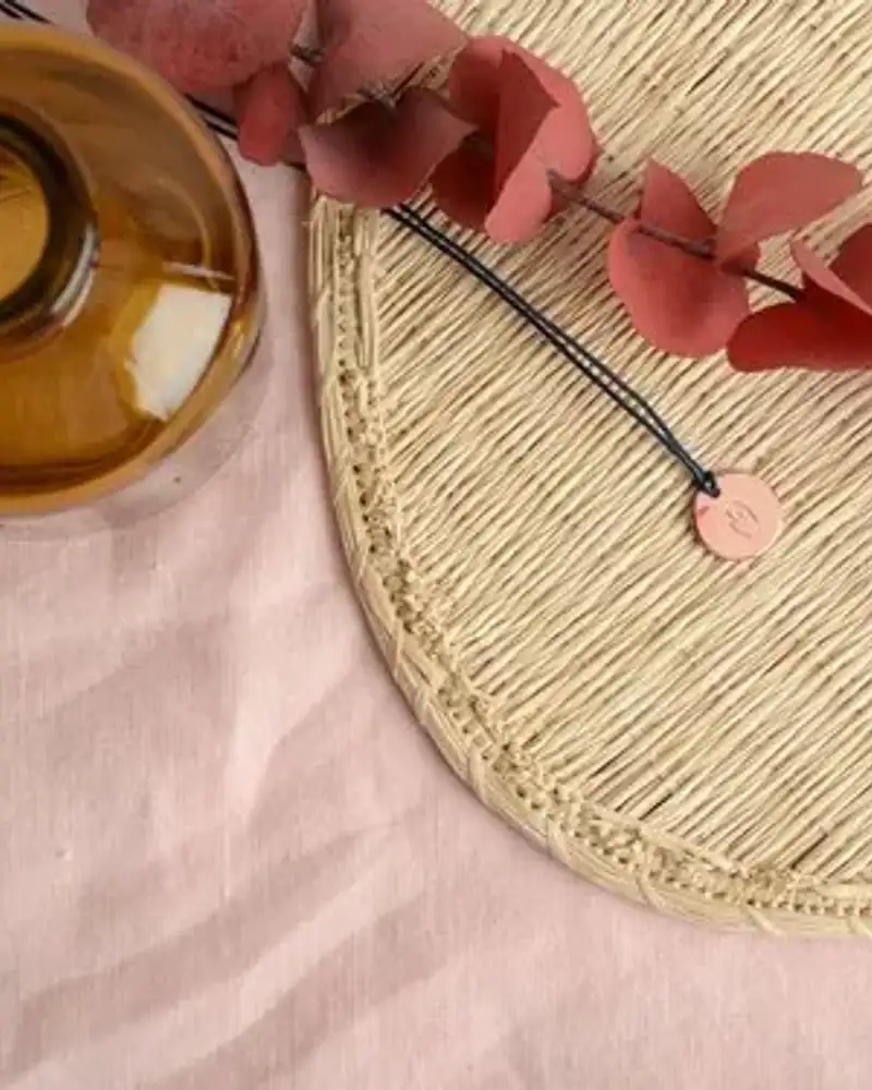 Médaille initiale o dorée - élégante médaille personnalisée pour femme