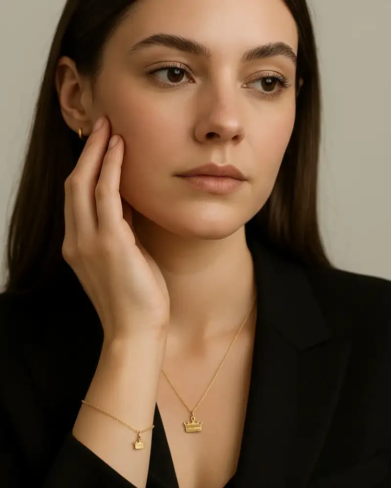 Médaille couronne dorée - raffinement royal et féminin