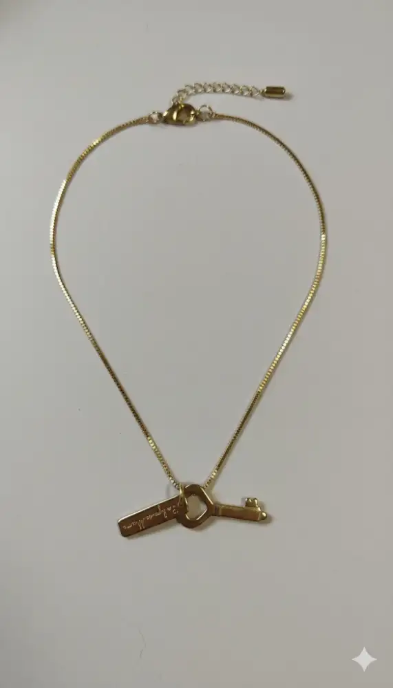 Collier Médaille clé dorée - symbole raffiné de liberté
