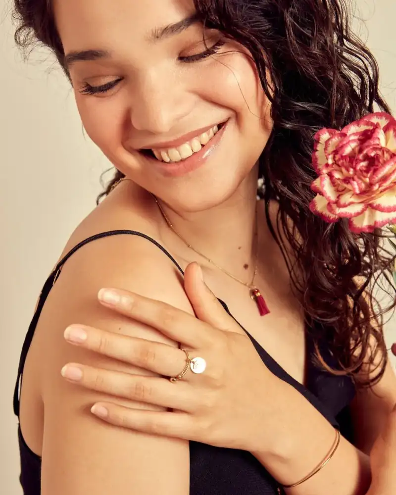 Bague anneau dorée - perles métallisées, style moderne et tendance