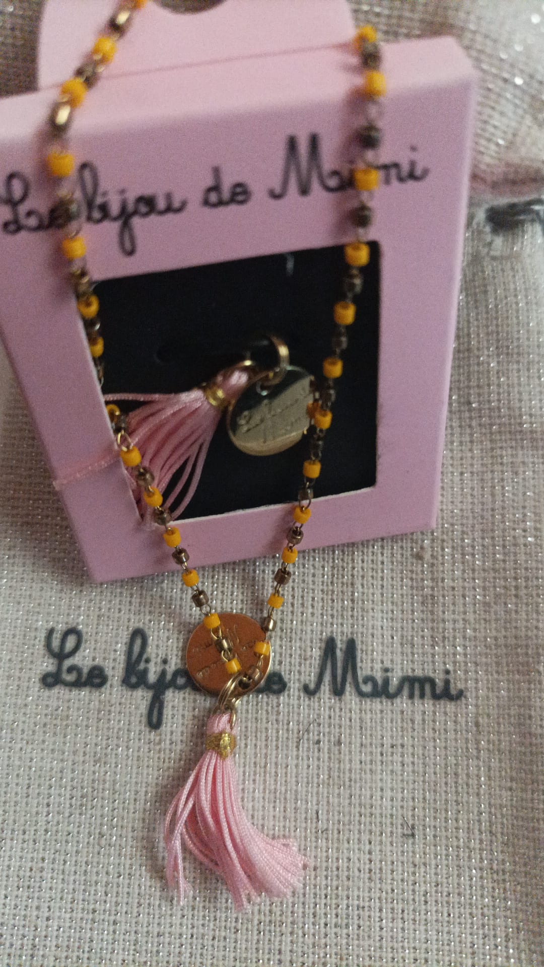 MÉDAILLE POMPON DORÉ FLUO PINK