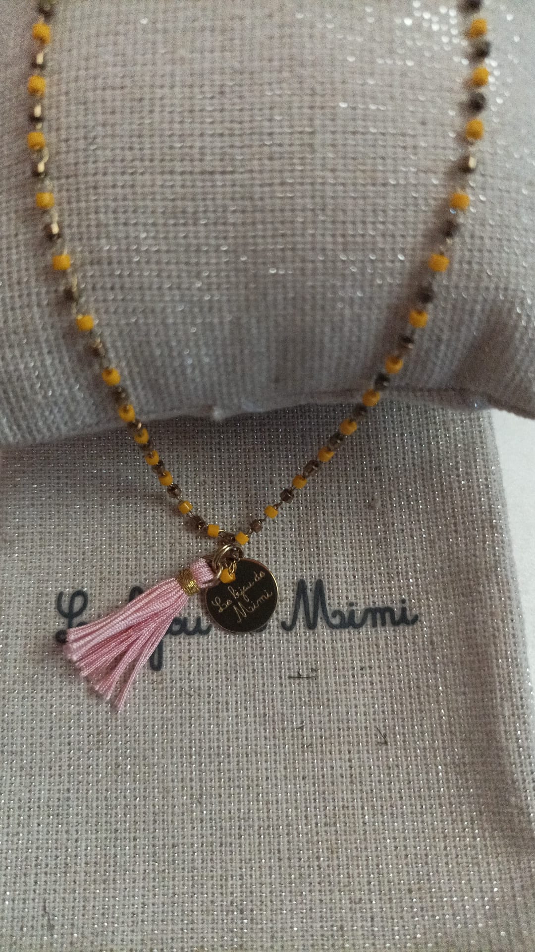 MÉDAILLE POMPON DORÉ FLUO PINK