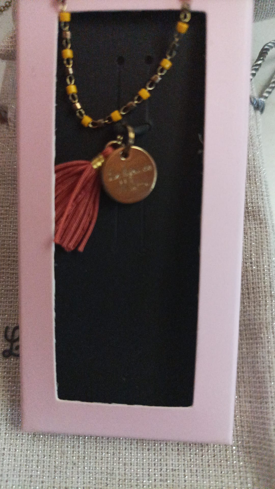 MÉDAILLE POMPON DORÉ CORAIL