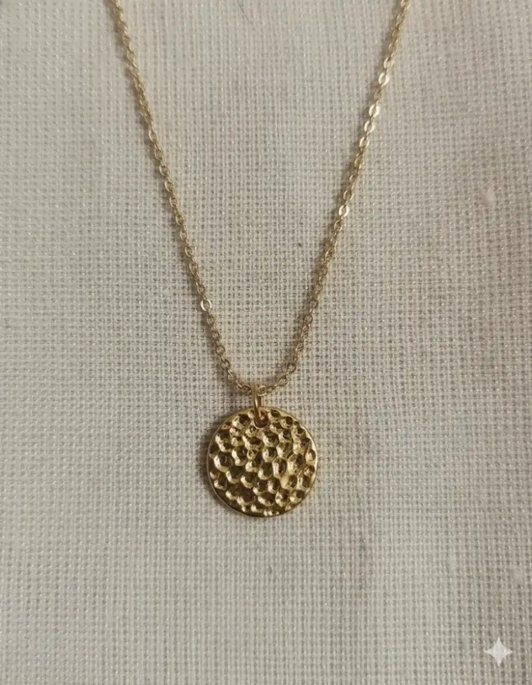  Collier Doré Médaille Alvéole – Élégance minimaliste et allure géométrique au quotidien