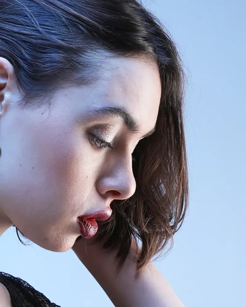 Médaille initiale v dorée - élégante médaille personnalisée pour femme