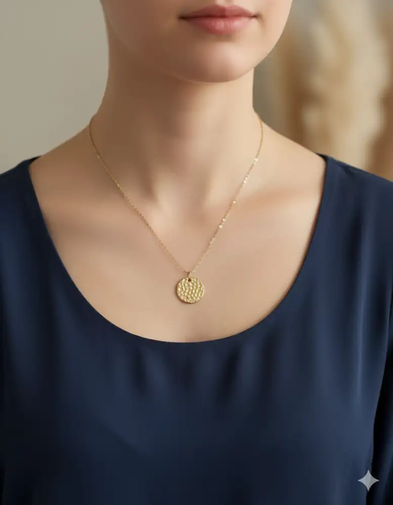  Collier Doré Médaille Alvéole – Élégance minimaliste et allure géométrique au quotidien