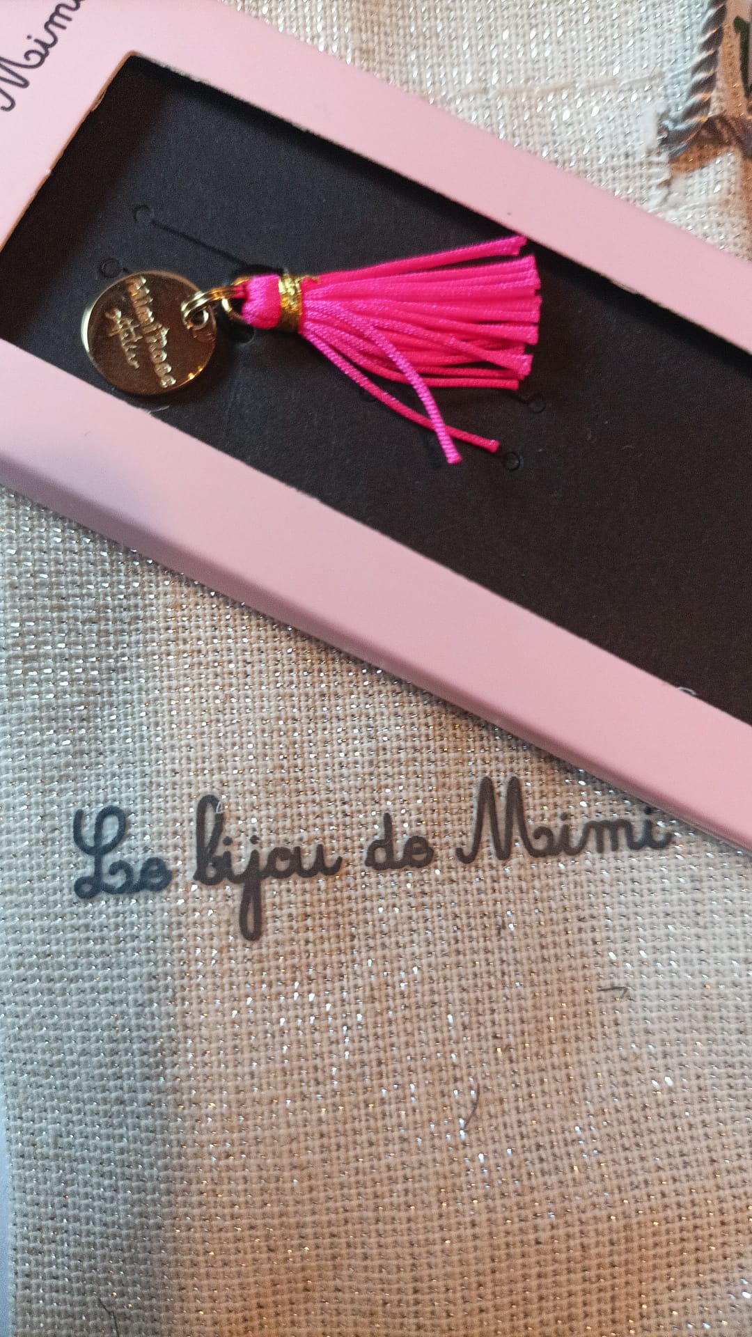 MÉDAILLE POMPON DORÉ PERFECT PINK