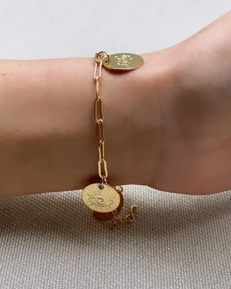 Médaille œil porte-bonheur dorée - élégante amulette de protection