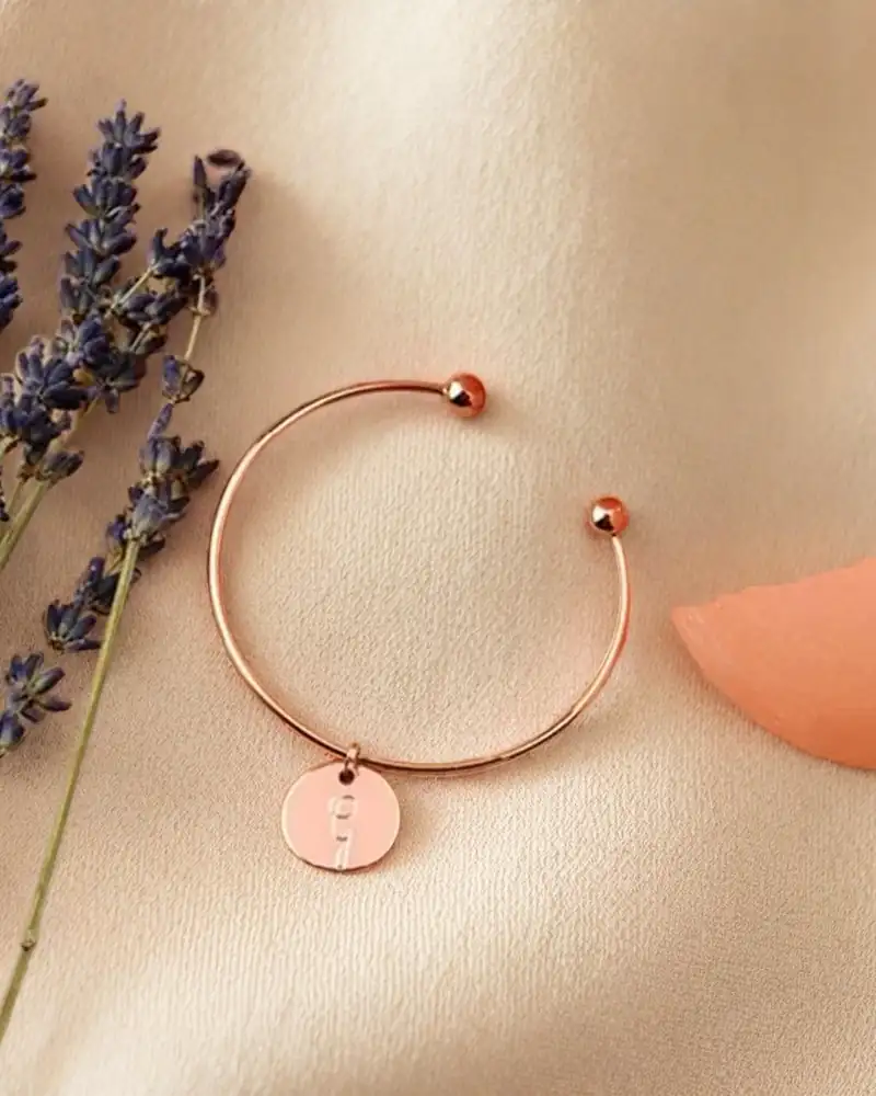 Médaille initiale g dorée - élégante médaille personnalisée pour femme