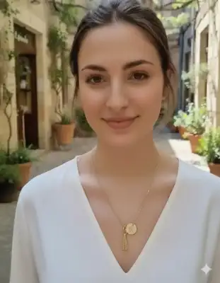 Collier Médaille Dorée & Pompon Safran | Bohème Coloré & Lumineux