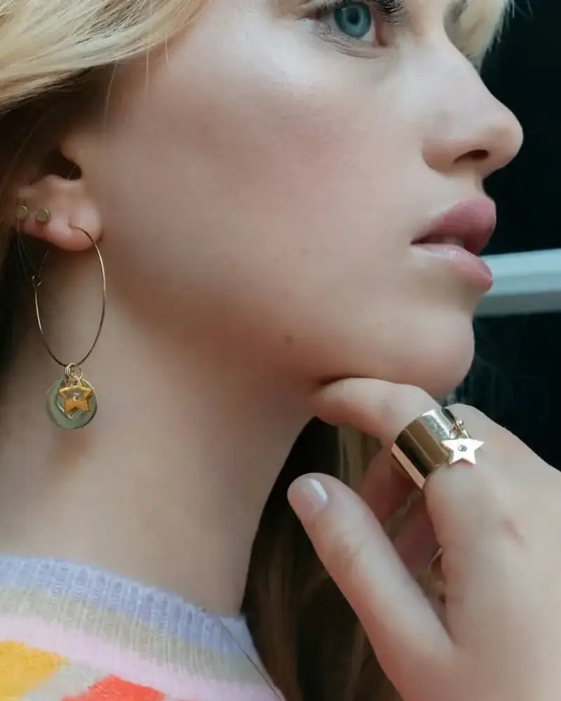 Bague dorée à pampille - chic et moderne pour toutes les occasions
