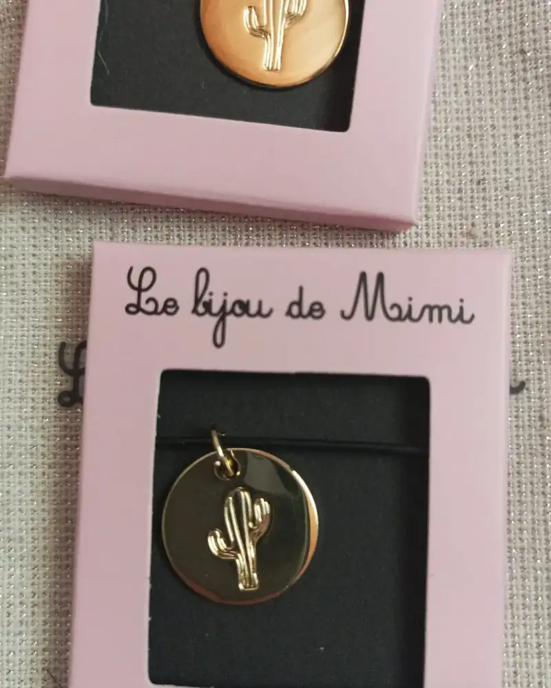 Médaille cactus dorée - touche bohème tendance