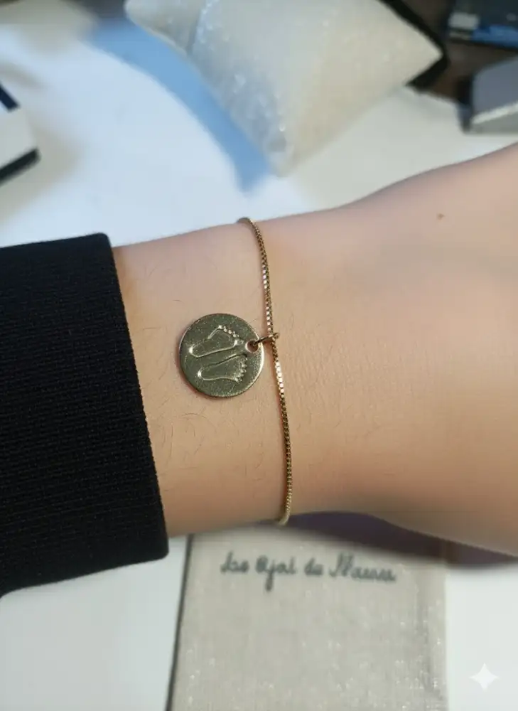 Bracelet Pieds Bébé Doré | Souvenir de Naissance Émotionnel
