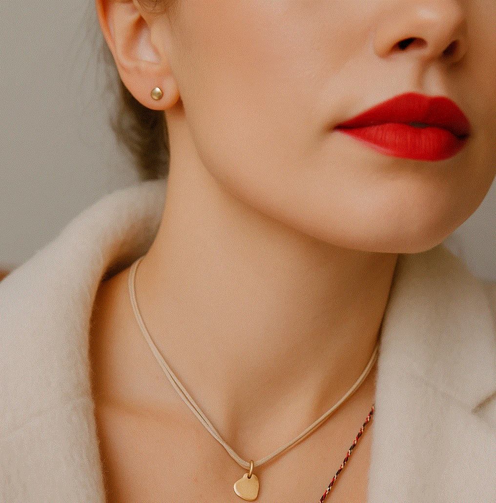 Boucles d'Oreilles Puces Dorées - Bijou Discret Femme