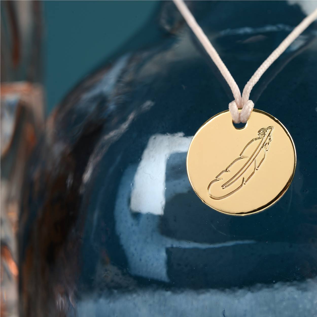 MÉDAILLE SYMBOLE DORÉ PLUME