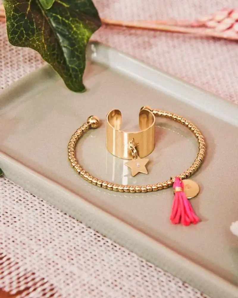 Médaille dorée à pompon perfect pink - touche bohème chic et colorée