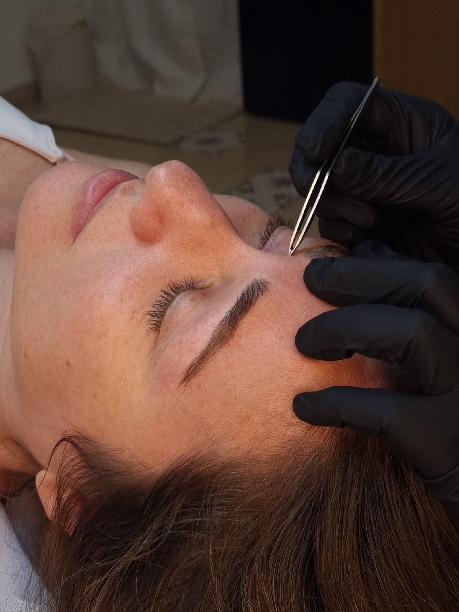  עיצוב גבות עם חוט ופינצטה