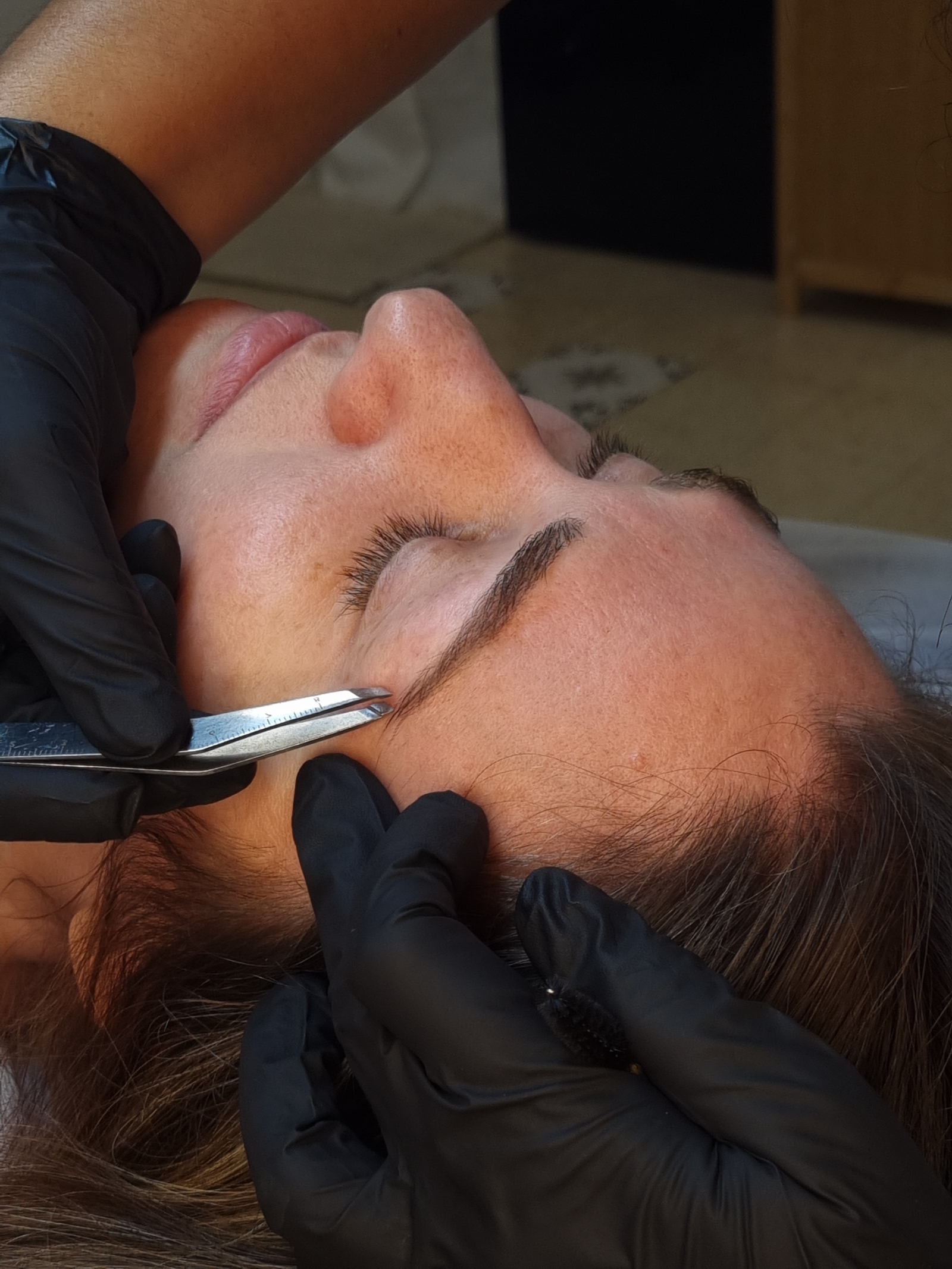 עיצוב גבות והסרת שפם