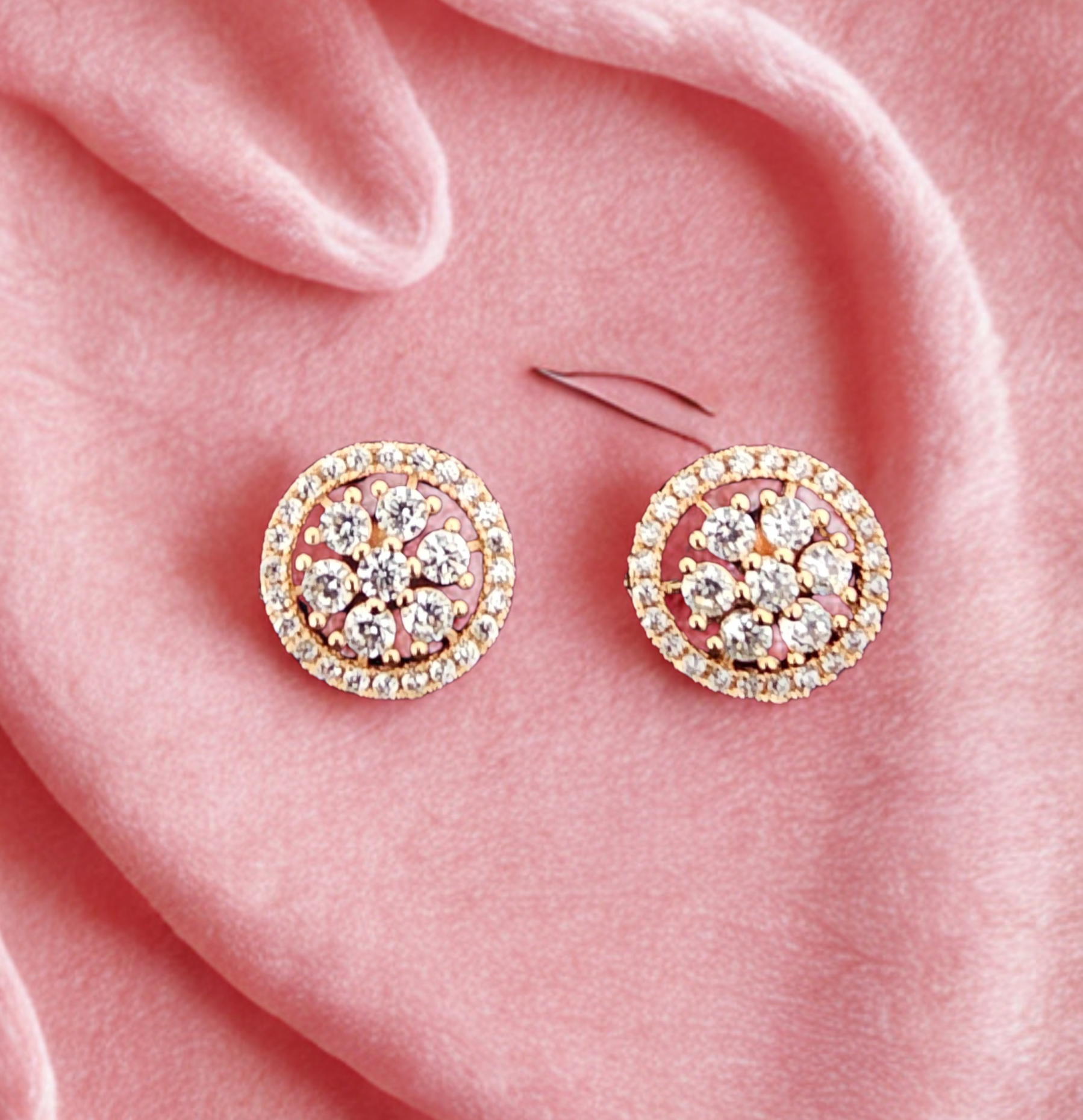 Gold-tone stud earring