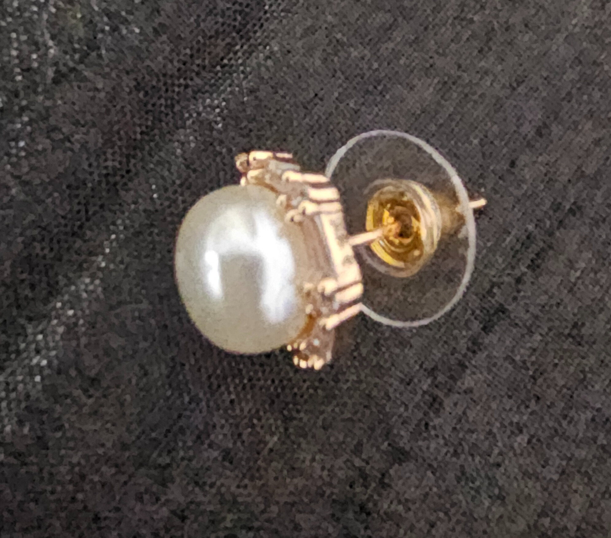 Pearl stud earring