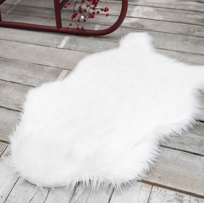 FR ready to ship – Wholesale lot of 8 units of White Faux Fur Rugs – Retail Price 17.45€ Each – Our Price Is Only 3.75€ Each