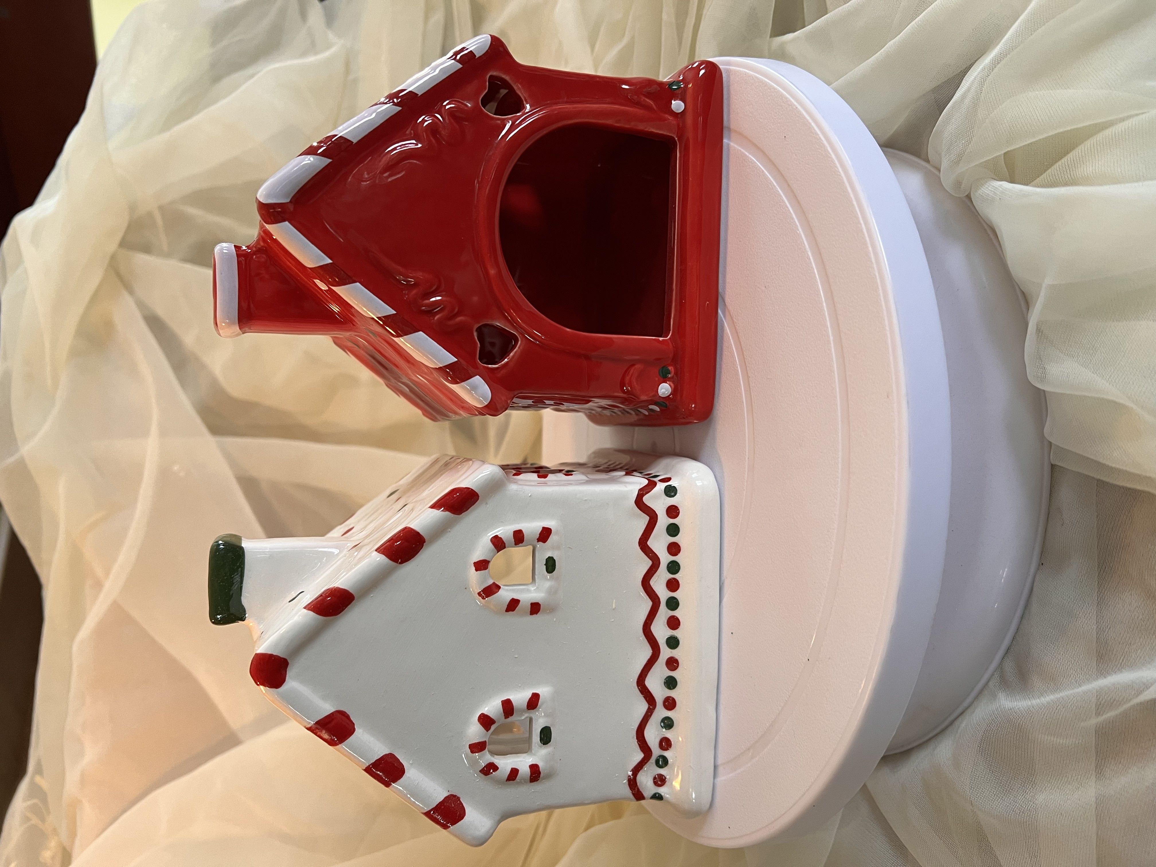 Ceramiczne kominki w kształcie domków świątecznych