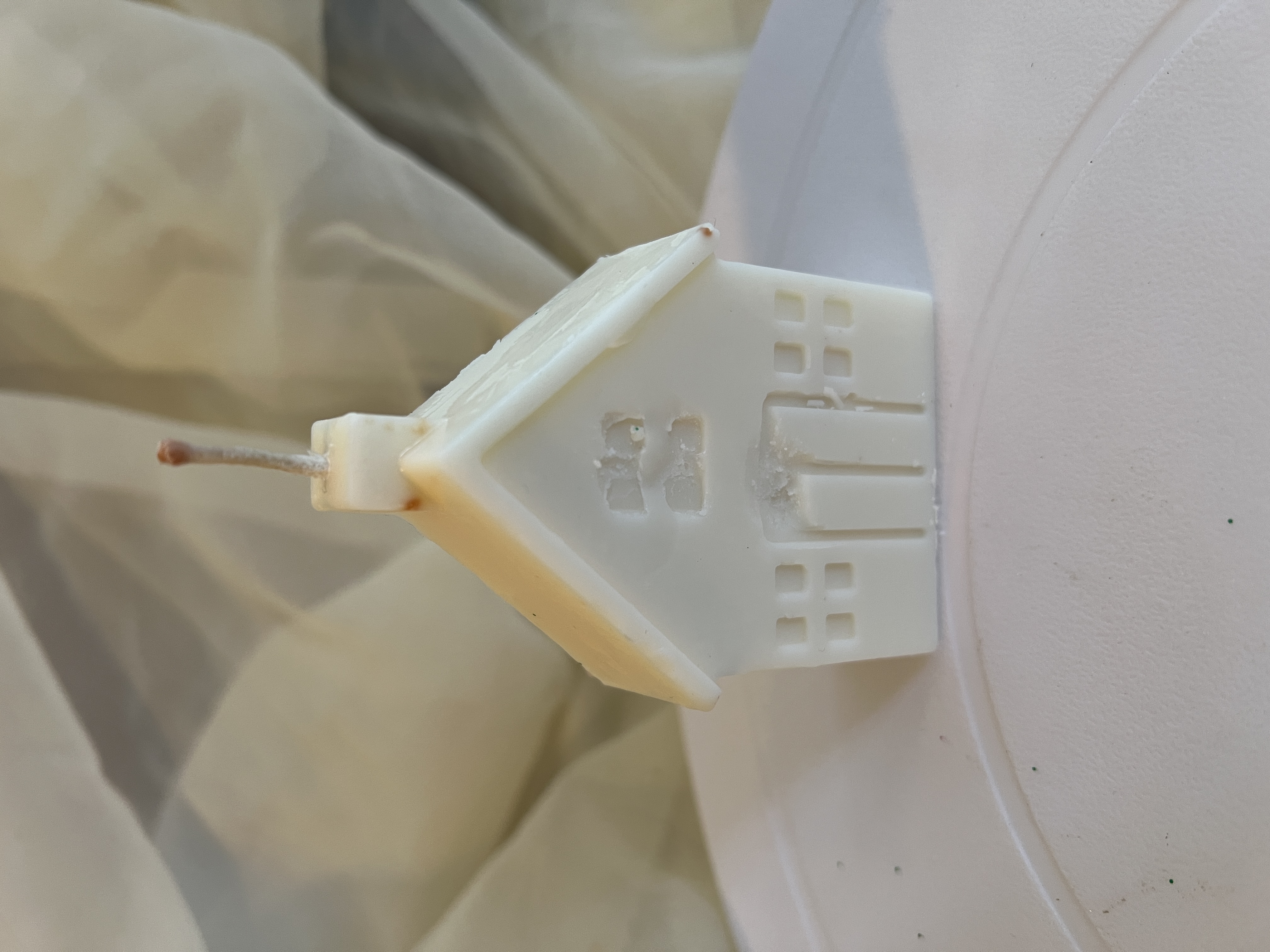 Świeczka w kształcie domku