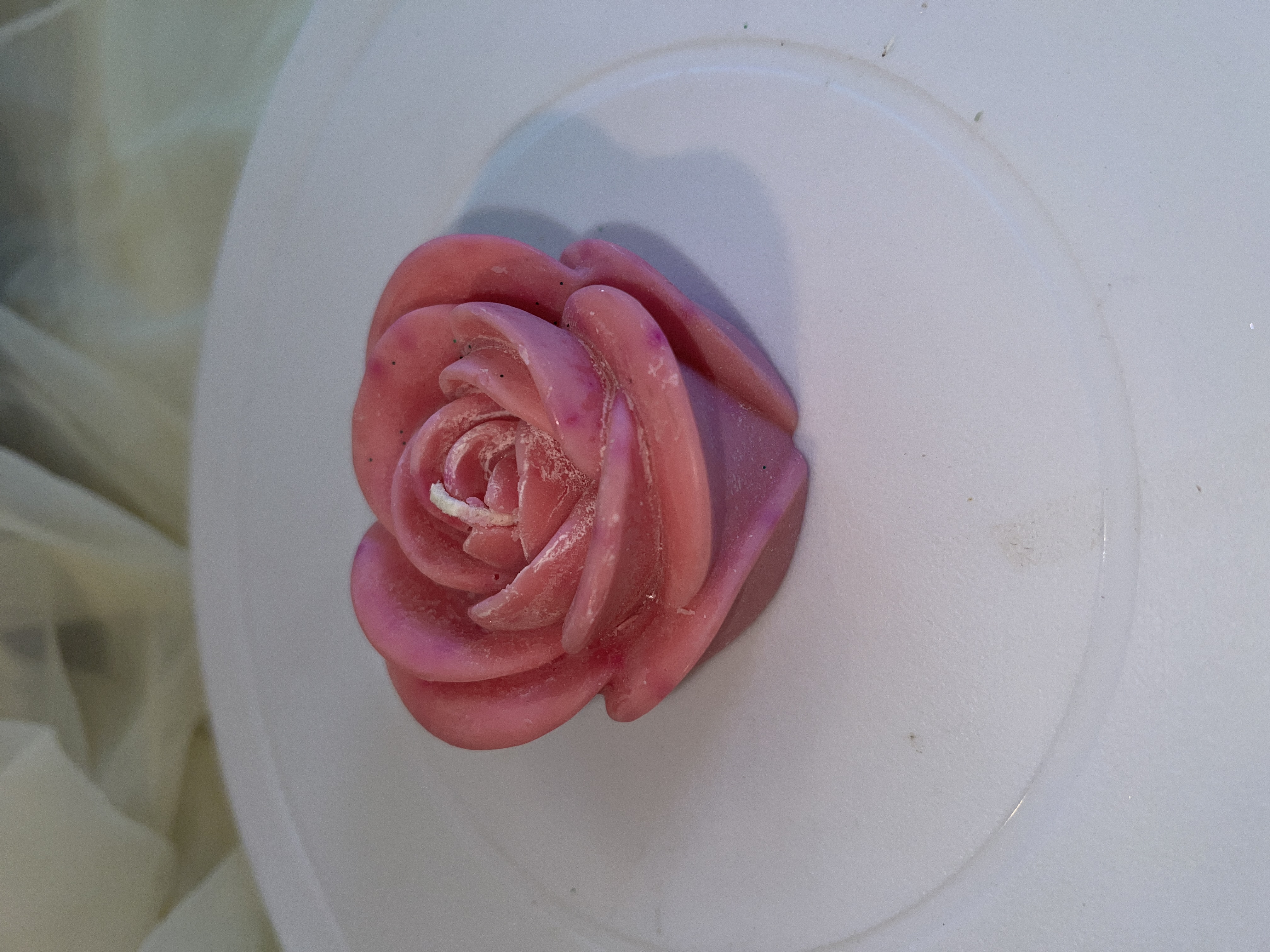 Różana świeca ozdobna