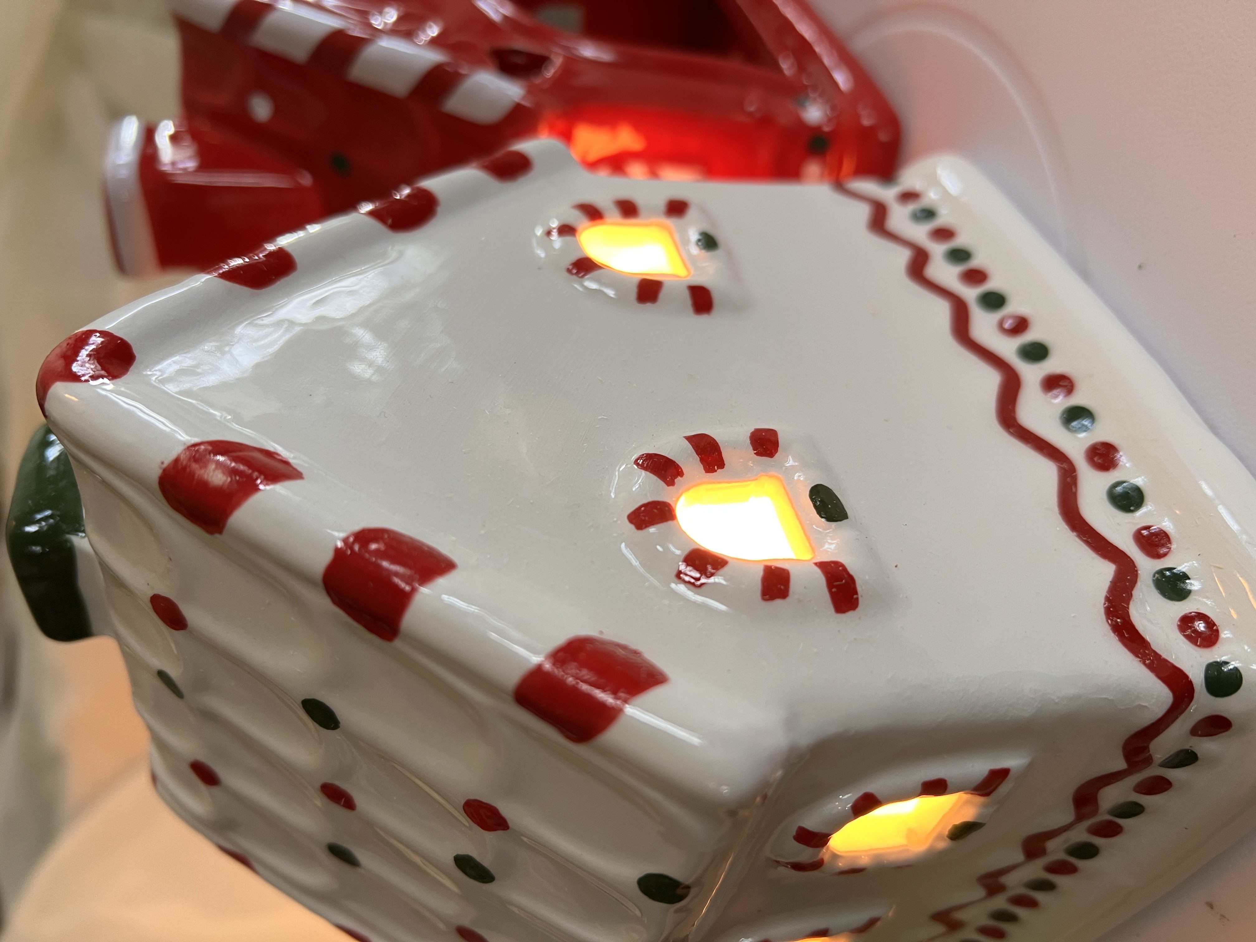 Ceramiczne kominki w kształcie domków świątecznych