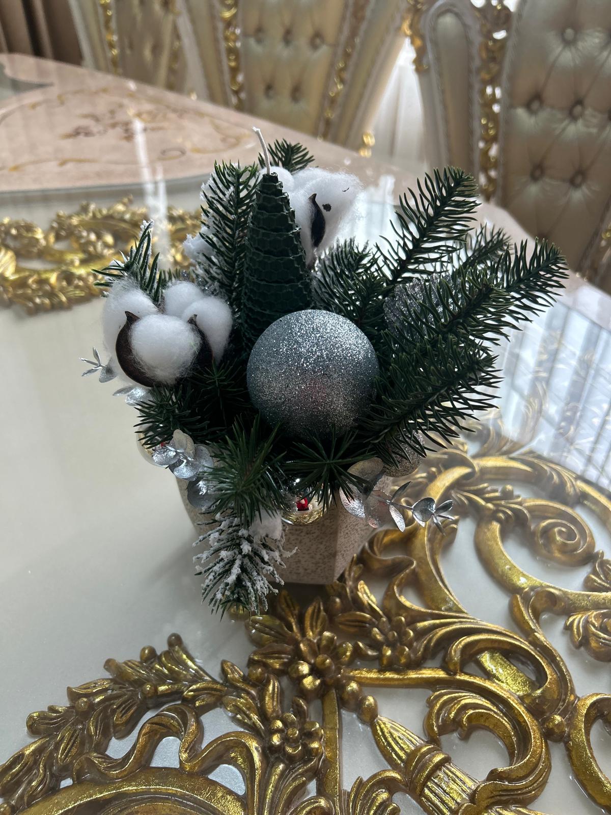 Aranjament Central de Masă Festiv "Golden Winter" cu Bumbac, Ace de Brad și Ornamente Argintii