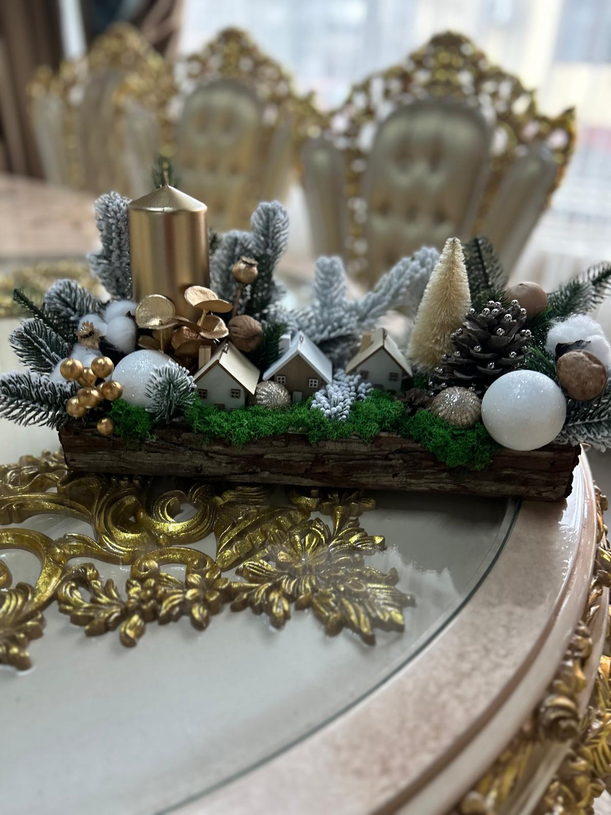 Aranjament Iarnă Premium cu Sat de Crăciun și Lumânare Aurie