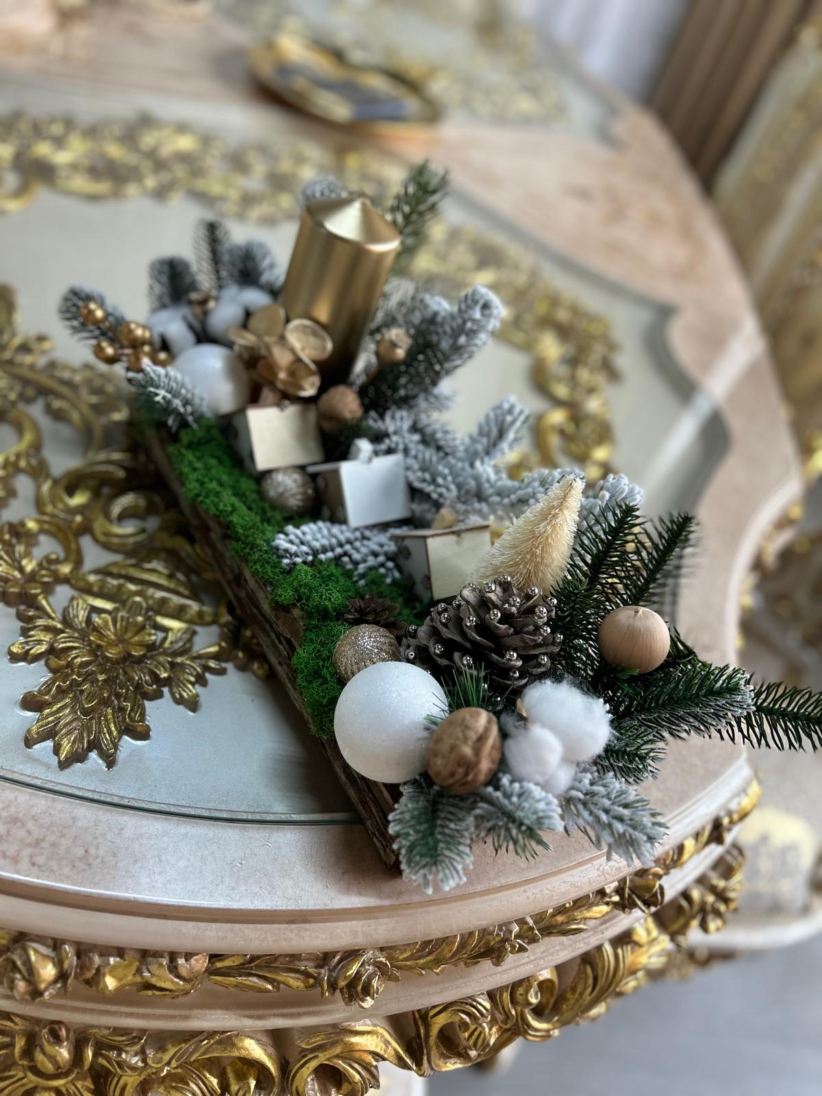 Aranjament Iarnă Premium cu Sat de Crăciun și Lumânare Aurie