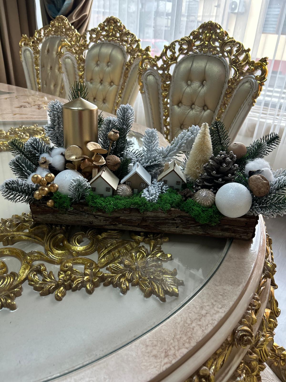 Aranjament Iarnă Premium cu Sat de Crăciun și Lumânare Aurie