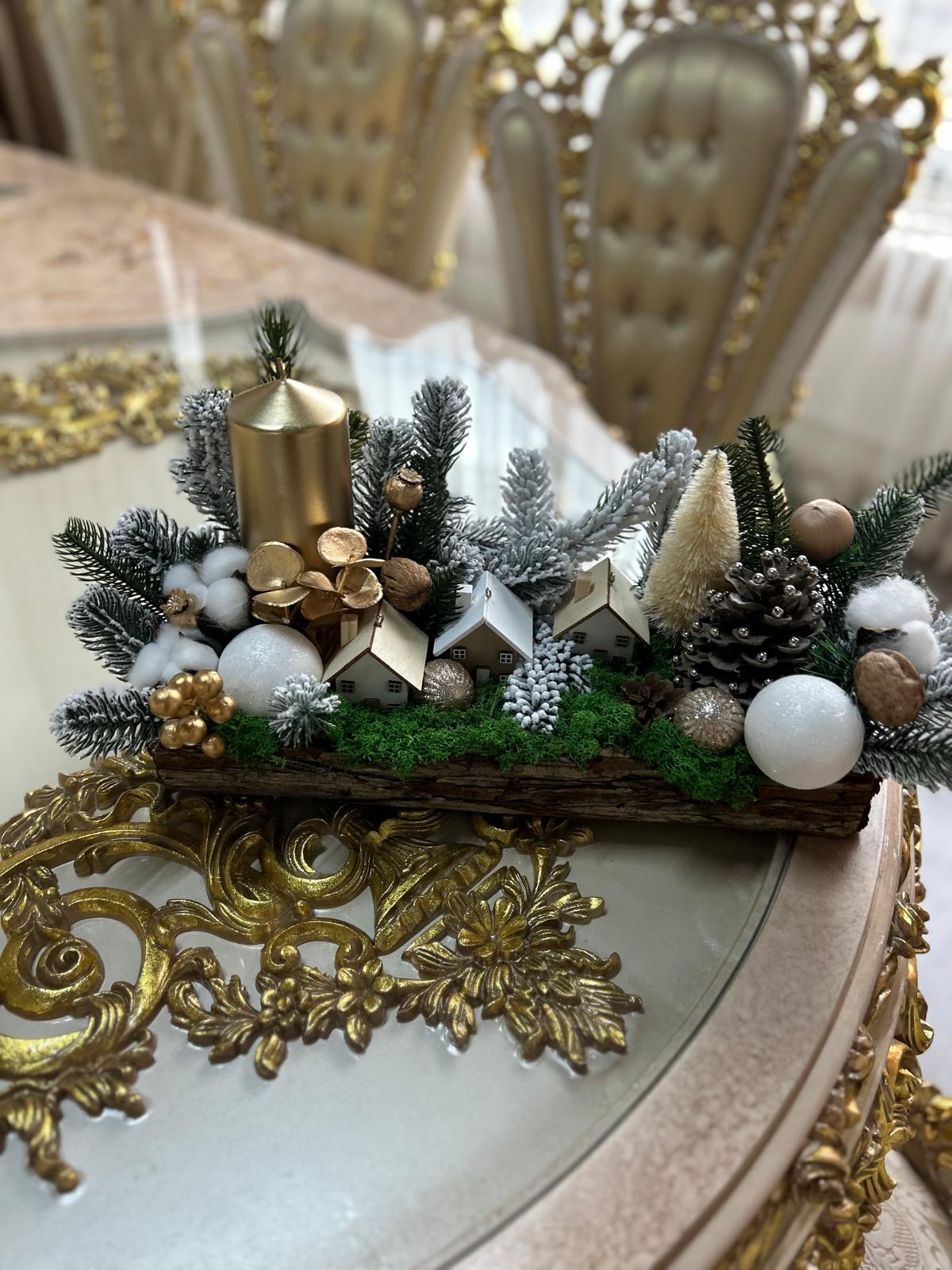 Aranjament Iarnă Premium cu Sat de Crăciun și Lumânare Aurie