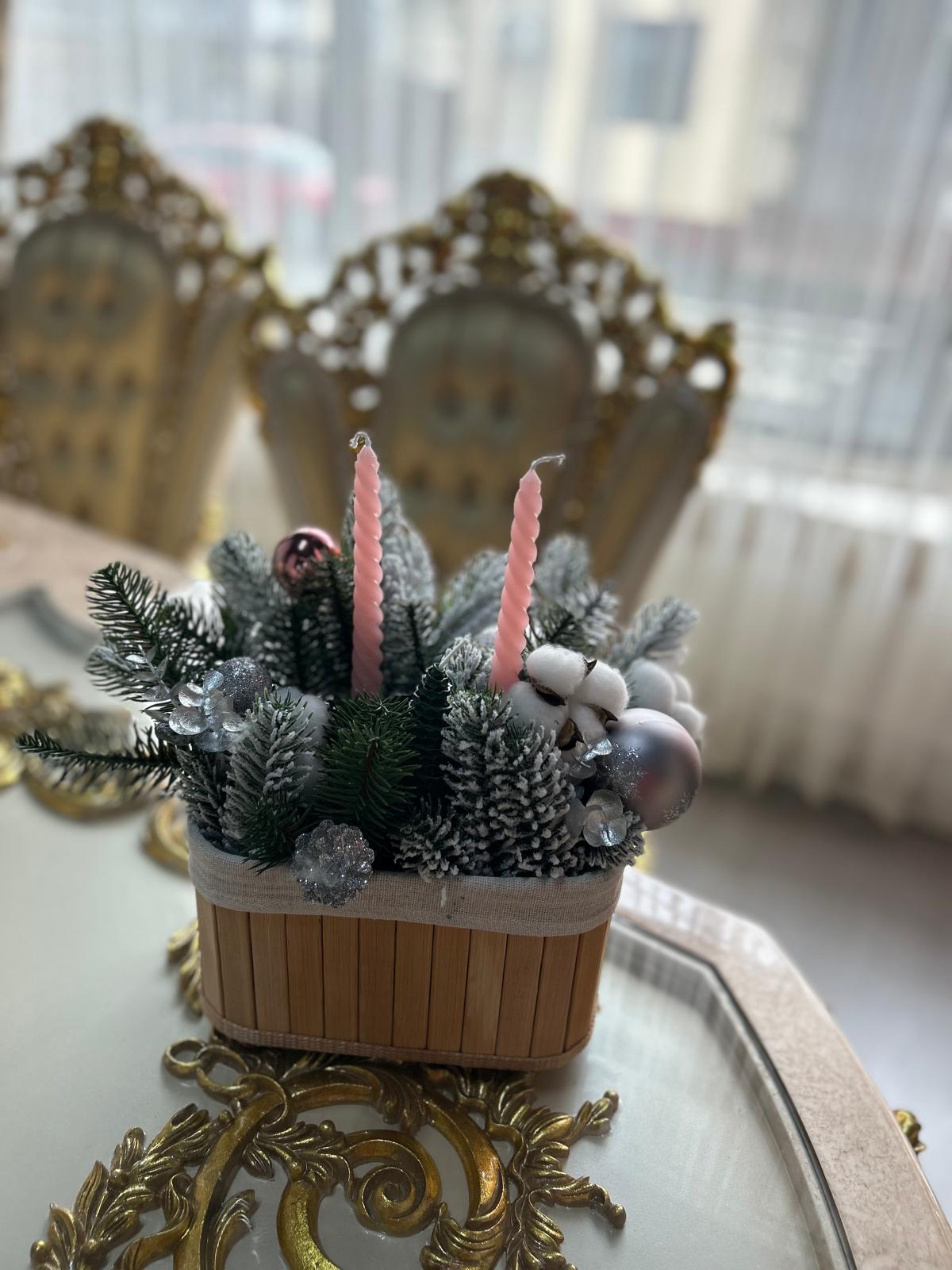 Decorațiune Crăciun Roz în Coșuleț cu Lumânări Pastel și Crenguțe Înzăpezite