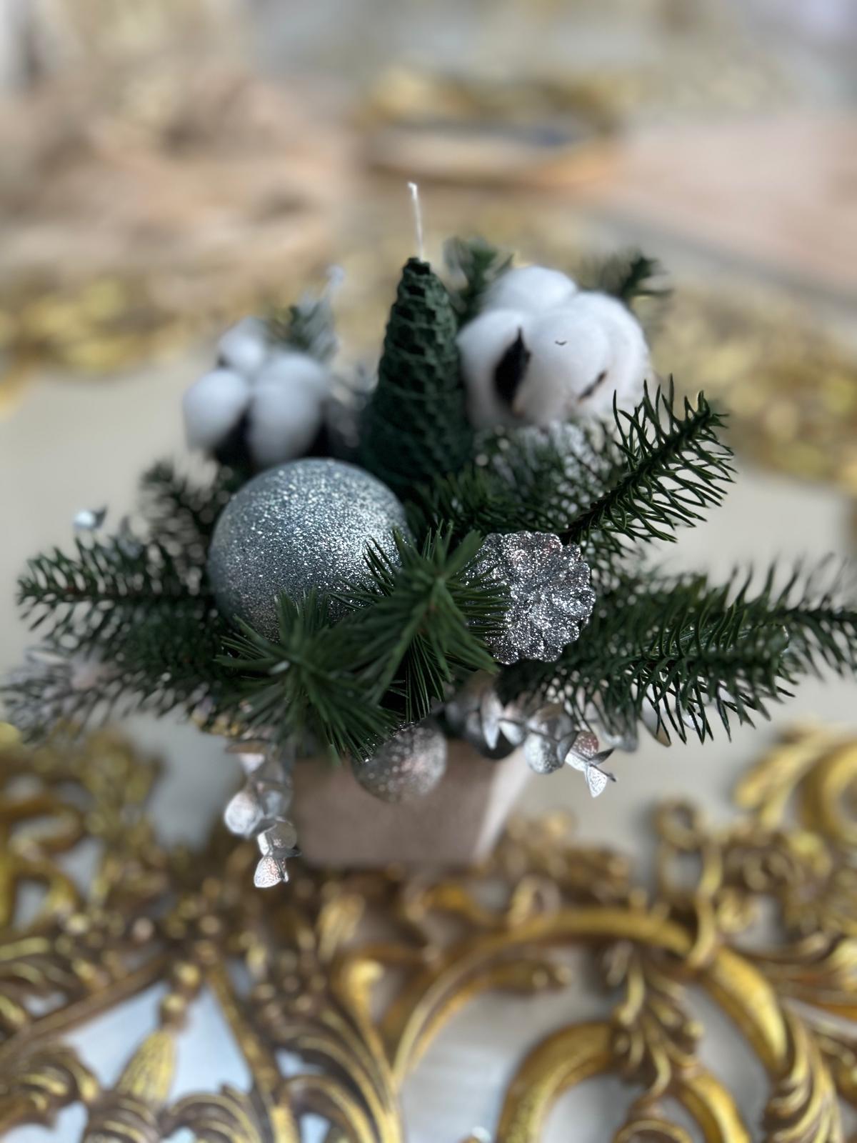 Aranjament Central de Masă Festiv "Golden Winter" cu Bumbac, Ace de Brad și Ornamente Argintii