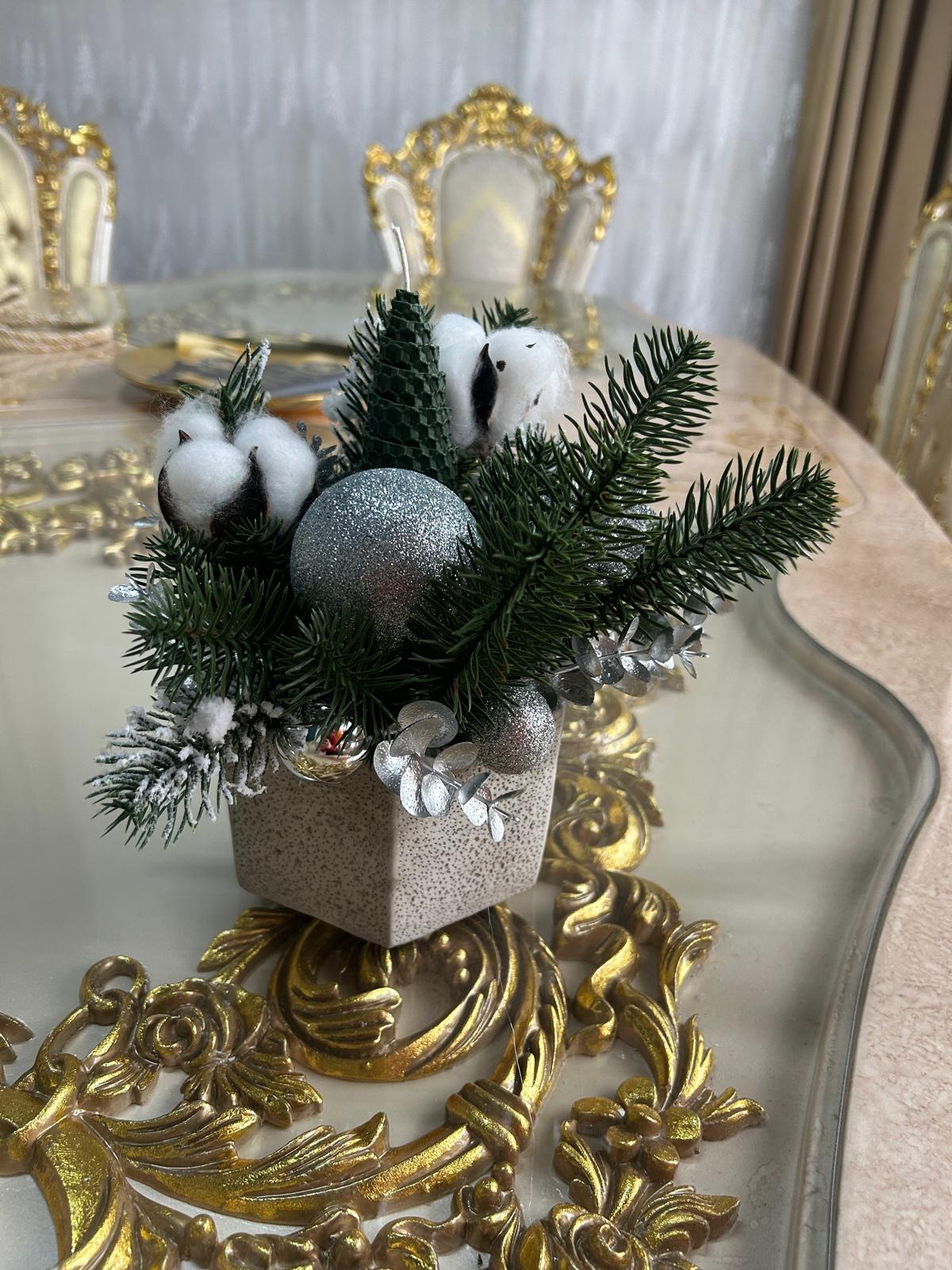 Aranjament Central de Masă Festiv "Golden Winter" cu Bumbac, Ace de Brad și Ornamente Argintii