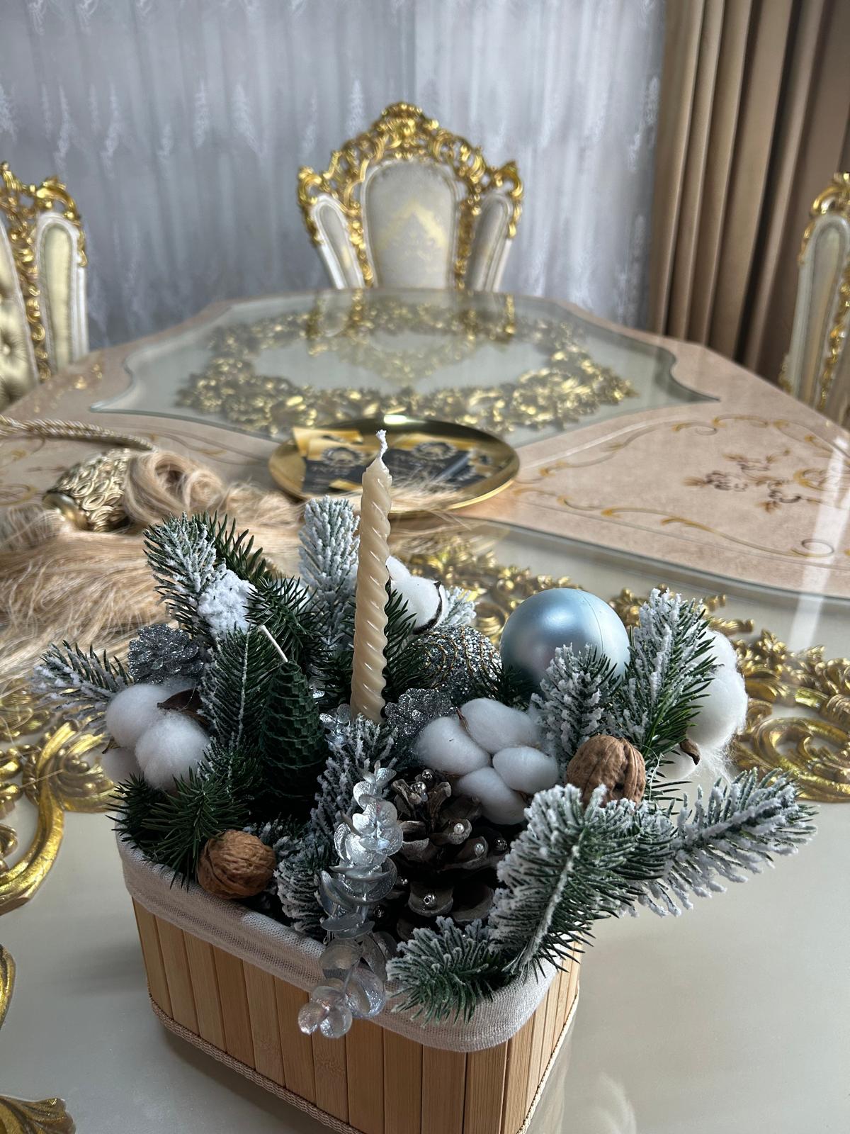 Decorațiune Crăciun Roz în Coșuleț cu Lumânări Pastel și Crenguțe Înzăpezite