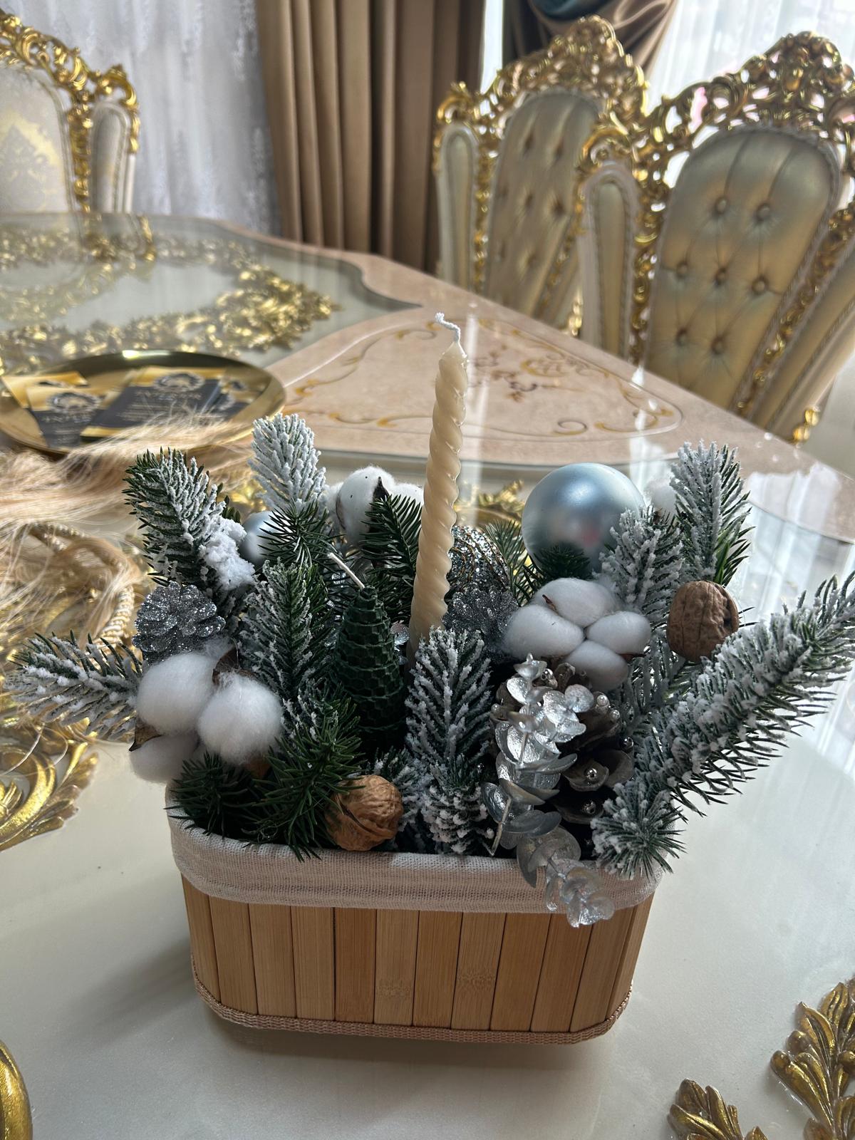 Decorațiune Crăciun Roz în Coșuleț cu Lumânări Pastel și Crenguțe Înzăpezite