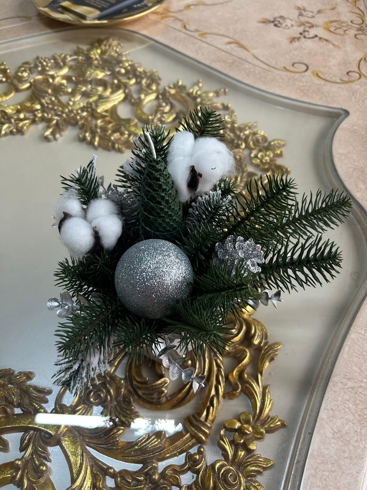 Aranjament Central de Masă Festiv "Golden Winter" cu Bumbac, Ace de Brad și Ornamente Argintii